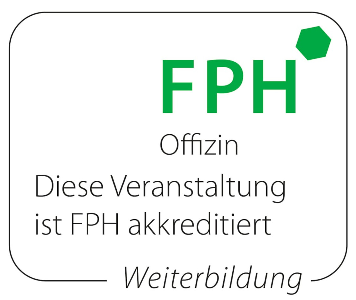 Manuela Langos sitzt lachend auf einem grauen Stuhl